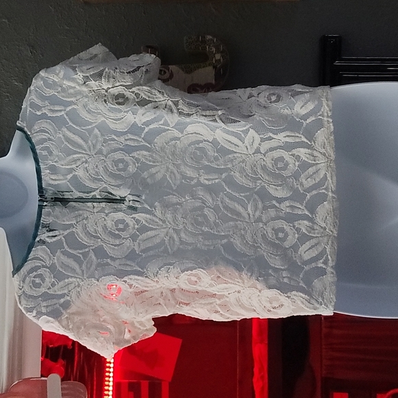 👩🏻Woman Size M Lace Shirt👩🏼 - Picture 2 of 6